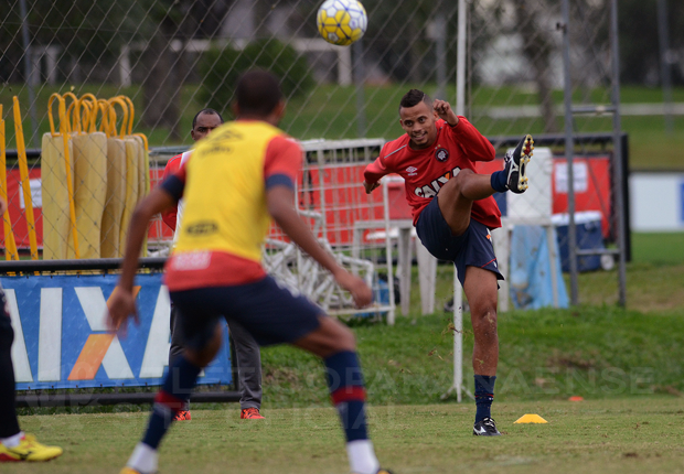 Athletico Paranaense Site Oficial Zagueiro Cleberson Completa 24